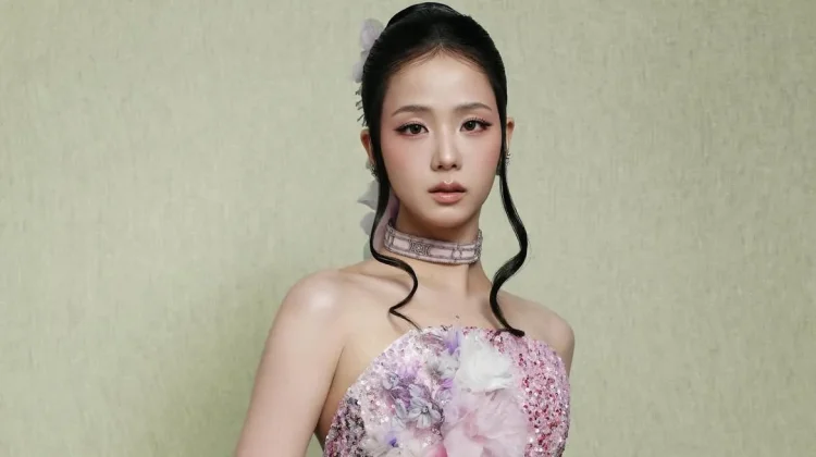 Jisoo Bintangi Kampanye Terbaru Self-Portrait