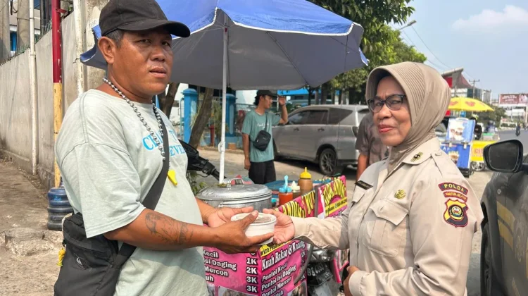 Berbagi Nasi Uduk, Polda Sumsel Ajak Masyarakat Peduli Karhutla