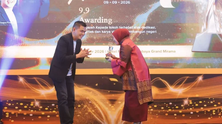 Wali Kota Palembang dan Istri Raih Penghargaan di 9.9 Awarding