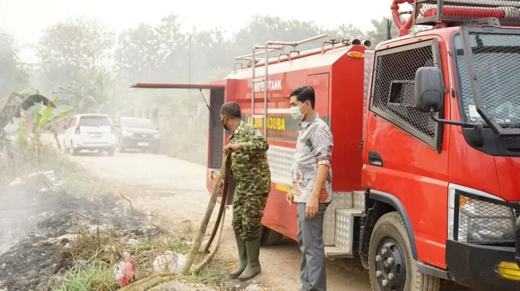 Pemcam Talang Kelapa dan TNI Siaga Tangani Kebakaran dari Laporan Warga