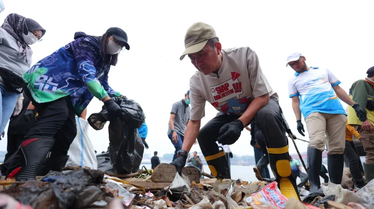 Wali Kota Palembang Ratu Dewa Pimpin Gerakan Bersih Sungai Musi