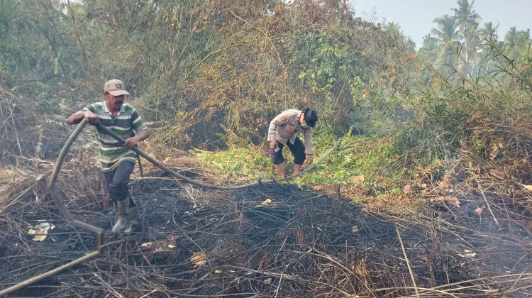 Polsek Banyuasin II Gerak Cepat Tangani Karhutla di Teluk Payo