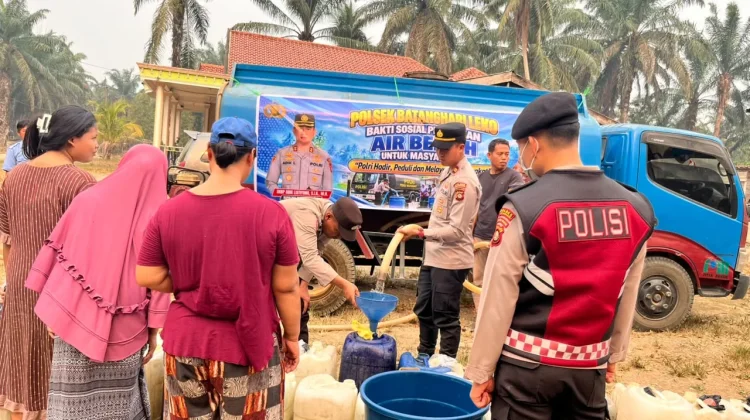 Polsek Batanghari Leko Salurkan 10.000 Liter Air Bersih Warga