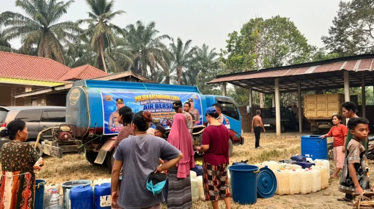 Kekeringan di Muba, Polisi Salurkan Bantuan 10.000 Liter Air Bersih