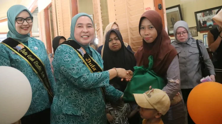 Cegah Stunting, TP PKK Palembang Bagikan 340 Paket PMT