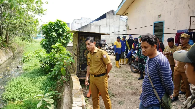Camat Talang Kelapa Tinjau Saluran Air Perbatasan Banyuasin-Palembang