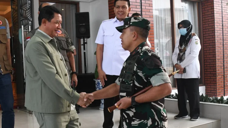 Usai Mengantar Kepala BNPB RI, Danrem 044/Gapo Siap Perkuat Penanganan Karhutla