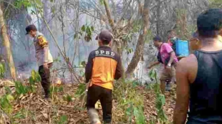 Titik Api Muncul di OKU, Polisi dan Warga Bahu-Membahu Padamkan Lapangan