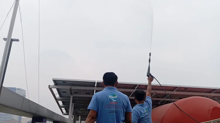 DLHP Sumsel dan REBN Semprot Eko-Enzim di 30 Titik untuk Kurangi Dampak Kabut Asap