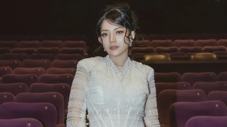 Berlliana Lovell Terpikat Pempek Kulit saat Promo Film di Palembang
