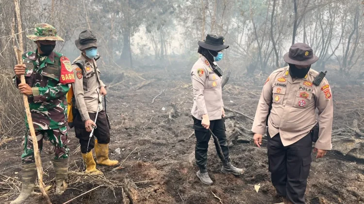 Kapolres Ogan Ilir Turun Padamkan Karhutla di Tanjung Pule
