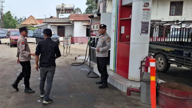 Pastikan Distribusi BBM Lancar, Polsek Tanjung Raja Pantau SPBU Lintas Sumatera