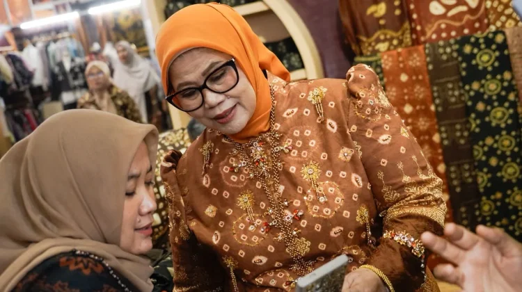 Tampil di Fashion Show Kriyanusa 2026, Patimah Toha Kenakan Gambo Oranye