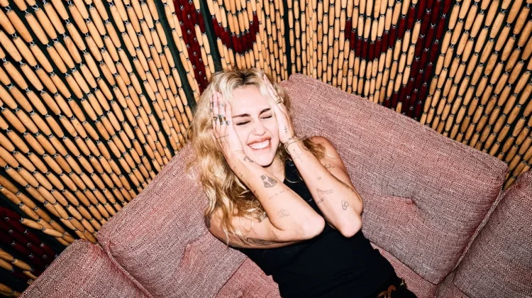 Miley Cyrus Kembali Puncaki Billboard 200