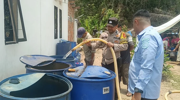 Kemarau Panjang, Polres Muba Salurkan 4.000 Liter Air Bersih ke Warga Sekayu