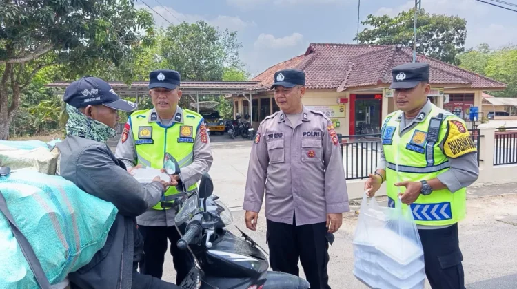 Sedekah Berbagi, Polsek Semendawai Suku III Bagikan Paket Makanan ke Warga
