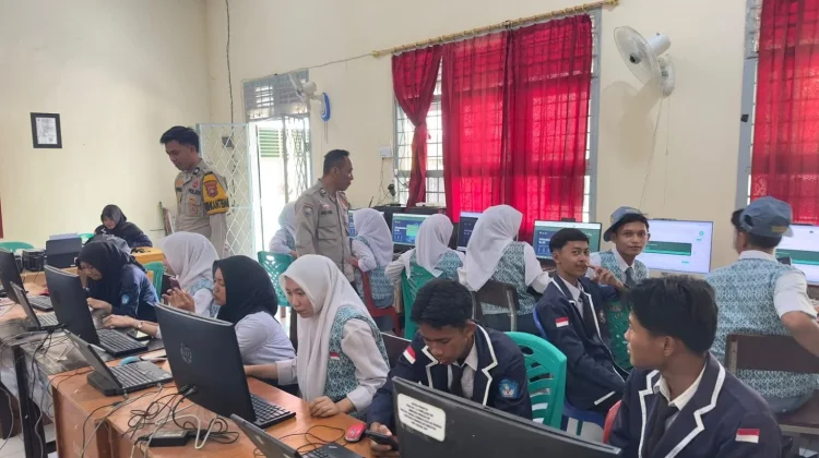 Polisi Dampingi 25 Siswa Belitang II Belajar Teknologi AI