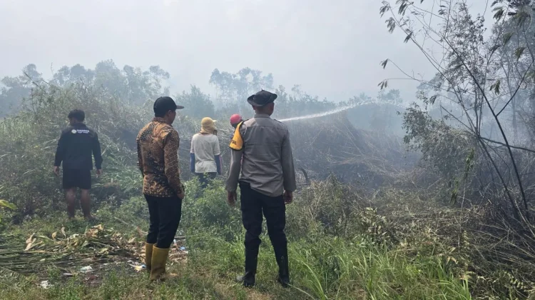 Cegah Api Meluas, Polsek Indralaya Lakukan Pemadaman dan Pendinginan