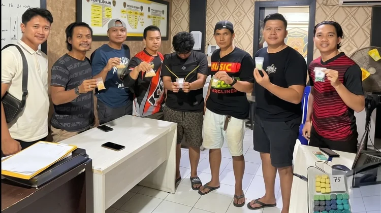 Polsek Keluang Amankan Dua Pria Bawa Ratusan Ekstasi