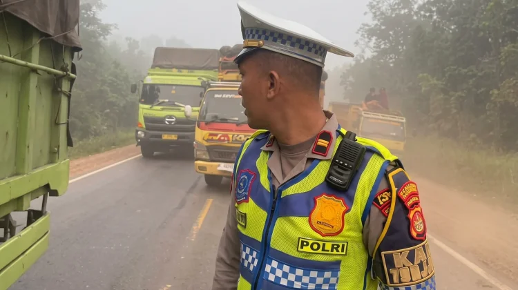Truk Sawit Pecah Ban di Jalintim Banyuasin, Polisi Berlakukan Buka Tutup