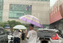 Rezeki Musiman Ojek Payung di Palembang