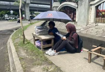Penjual Koran Palembang Bertahan di tengah Digitalisasi