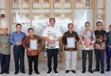 Bupati OKU Selatan Serahkan Penghargaan Purna Bakti PNS