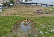 Pastikan Aliran Lancar, PUPR OKI Bersihkan Sungai dari Tumpukan Gulma
