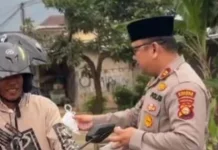 Polsek Mariana Bagikan Takjil saat Ramadan