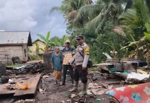 Pasca Puting Beliung, Polsek Muara Padang Bantu Warga Bersihkan Puing Bangunan