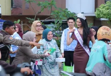 TP PKK Palembang dan RA Group Berbagi Takjil untuk Warga