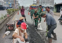 Dukung Kelancaran Mudik, Korem 044/Gapo Tambal Jalan Berlubang
