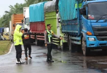 Polres Banyuasin Kandangkan Truk Besar Bandel saat Mudik