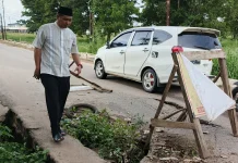 Kadis PUPR Banyuasin Tinjau Jalan Ambles di Sukajadi