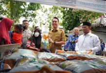 Pegawai OKI Salurkan 3.074 Kantong Beras