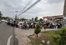 Isu Kenaikan Harga BBM Picu Antrean Panjang dan Kemacetan di Palembang