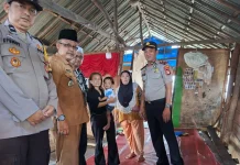Korban Rumah Ambruk di Sungsang Terima Bantuan