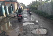 Warga Sukajadi Keluhkan Jalan Rusak Berlubang