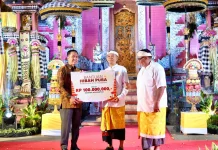 Wali Kota Palembang Serahkan Bantuan Operasional Pura di Perayaan Nyepi