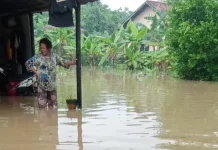 Dikepung Banjir, Warga Desak Perbaikan Jalan Nasional yang Amblas