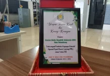 Makna Plakat dalam Penghargaan dan Hubungan Profesional