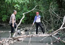 Warga dan Aparat Bersihkan Sampah di Aliran Sungai Sukajadi