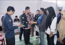 Warga Talang Kelapa Terima Buku Tabungan PKH