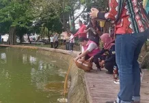 Pelestarian Lingkungan REBN Tuang 150 Liter Eco Enzyme di Kambang Iwak