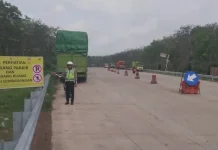 Cegah Kecelakaan, Polres Banyuasin Pasang Plang Larangan Parkir di Sekitar Tol