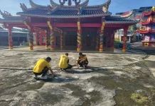Sambut HUT Bhayangkara, Polisi dan Warga Lubuk Linggau Bersihkan Rumah Ibadah