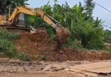 Warga Gotong Royong Kolaborasi Perbaiki Jalan Desa Macang Sakti Muba