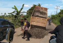 Sambut Iduladha, Warga Desa Sungai Dua Gotong Royong Perbaiki Jalan