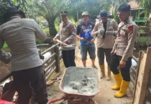 Polisi dan Warga Gotong Royong Perbaiki Jembatan Rusak di Pampangan
