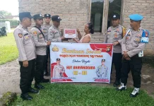 Polres OKU Timur Bagikan Bantuan Pangan Ribuan Paket Sembako untuk Lansia
